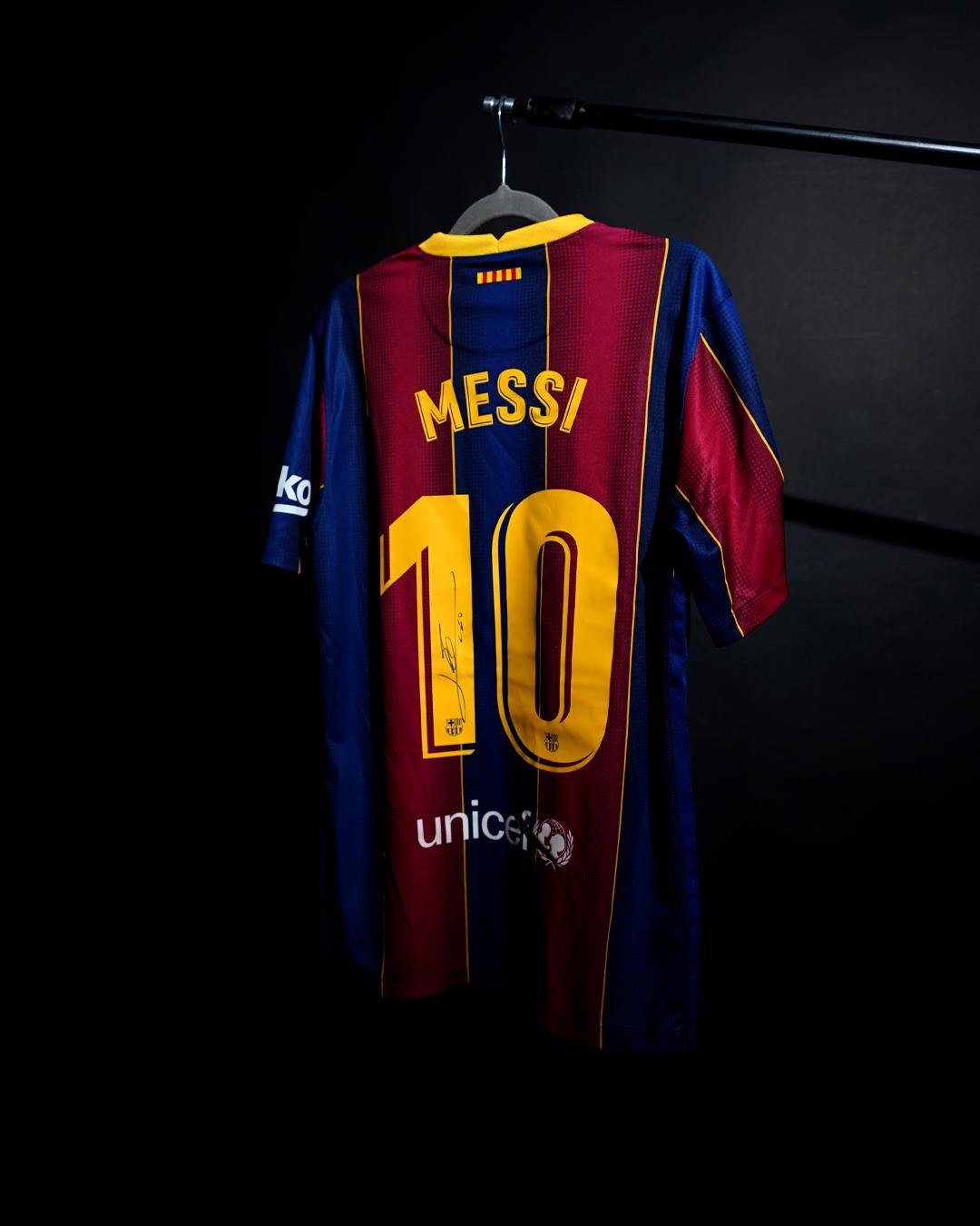 [VIDEO]Signed shirt - studio video