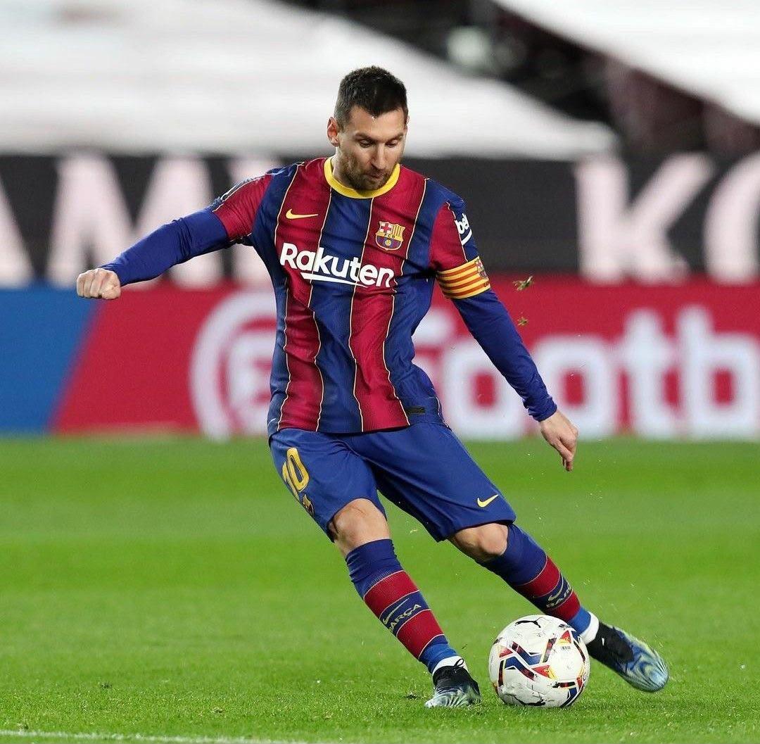 Lionel Messi in the 2020/21 FC Barcelona home kit